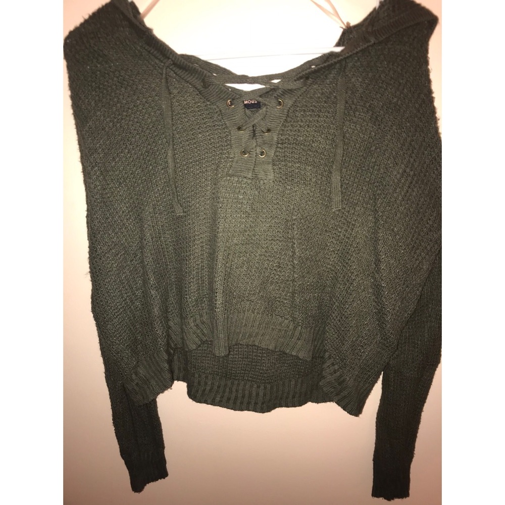 Cropped knitted sweater with hoodie